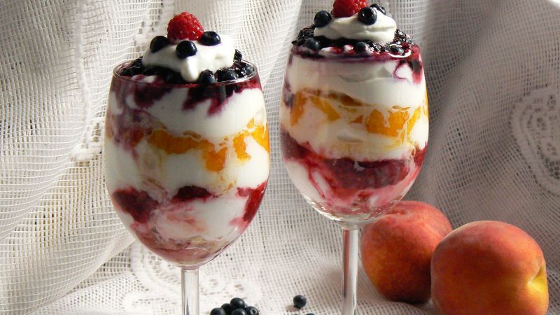 Deser owocowy z bitą śmietaną Deser owocowy z bitą śmietaną