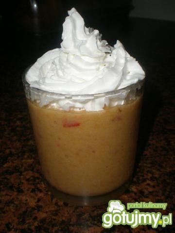 Deser owocowy z bitą śmietaną