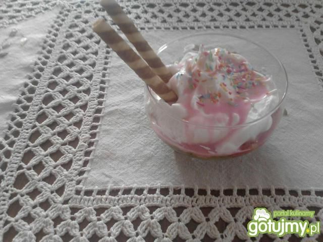 Deser owocowy z bitą śmietaną.