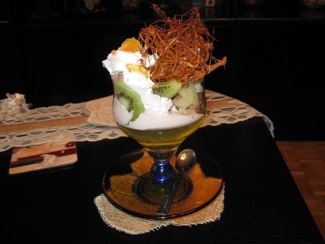 Deser owocowy z dekoracją z karmelu Deser owocowy z dekoracją z karmelu