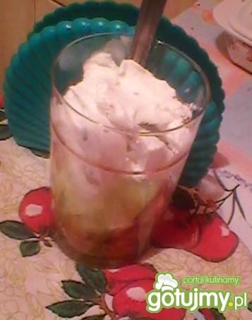 Deser owocowy z lodami.  Deser owocowy z lodami.