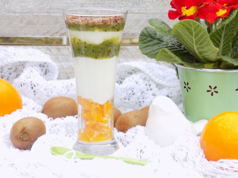 Deser owocowy z miodem i jogurtem naturalnym