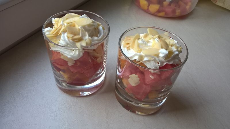 Deser owocowy z płatkami migdałów