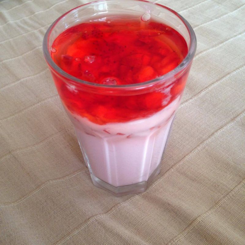 Deser - pianka z galaretką i owocami