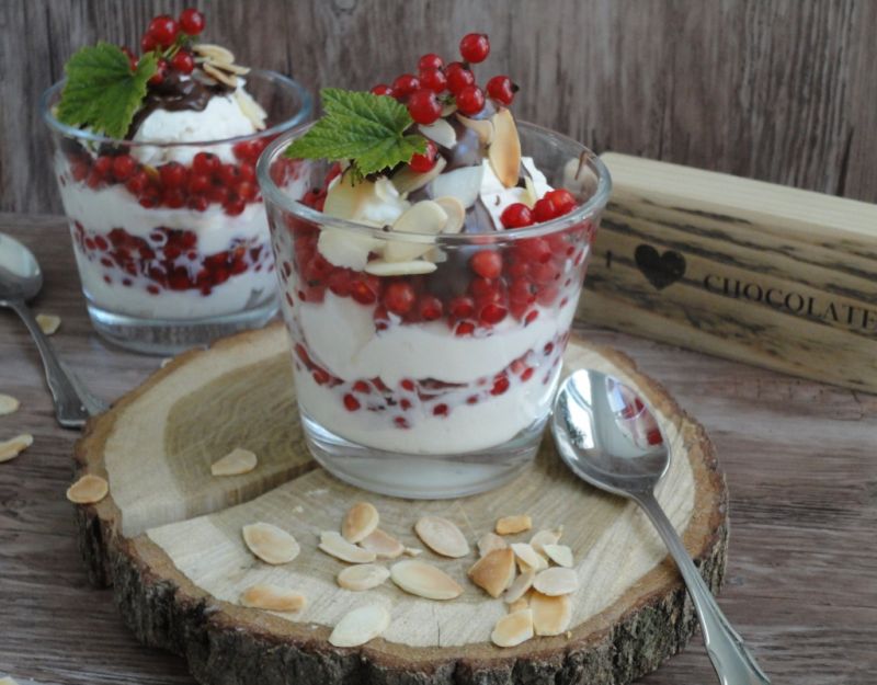 Deser porzeczkowo-orzechowy z nutellą Deser porzeczkowo-orzechowy z nutellą