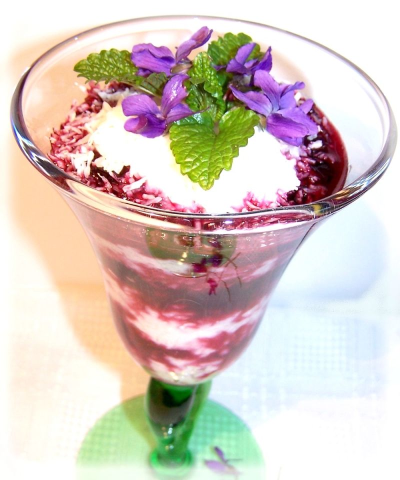 Deser ryżowy z kokosem i fiołkiem