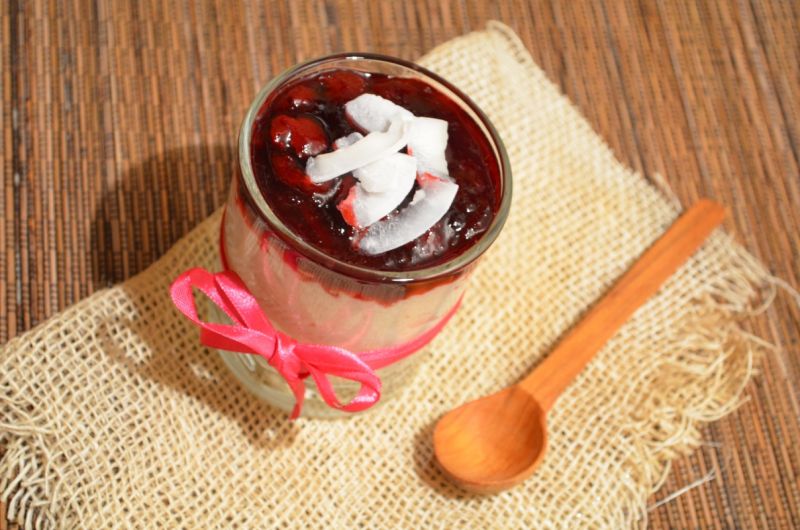 Deser ryżowy z miodem i wiśniami Deser ryżowy z miodem i wiśniami