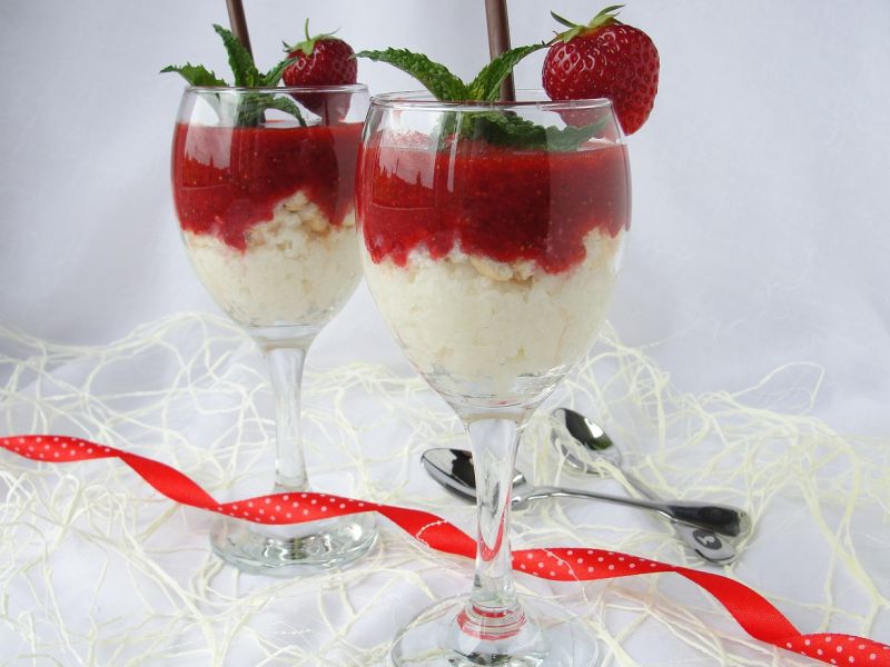 Deser ryżowy z truskawkami