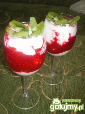 Deser serowo-malinowy z kiwi Deser serowo-malinowy z kiwi