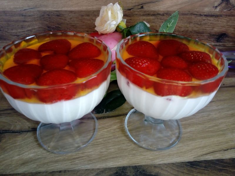 Deser smietankowy z truskawkami Deser smietankowy z truskawkami