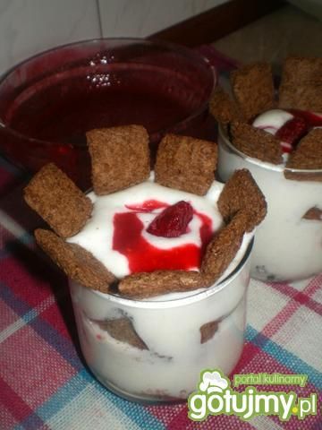 Deser śmietanowo-malinowy z ciasteczkami