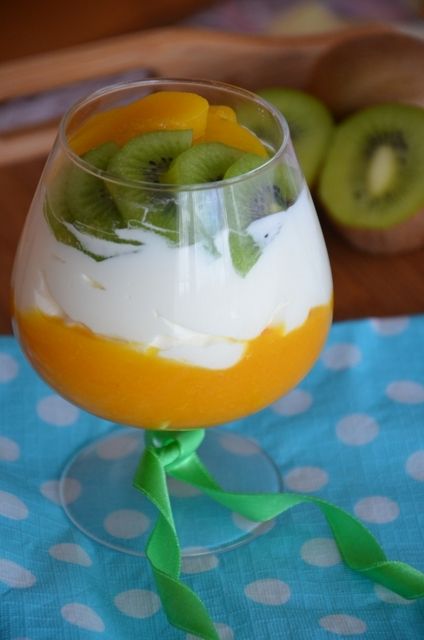 Deser śmietanowy z kiwi i brzoskwinią