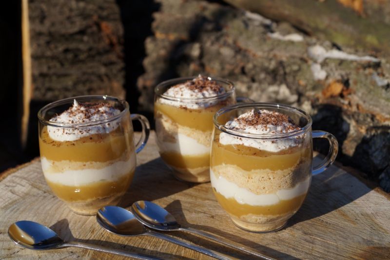 Deser szarlotkowy z bitą śmietaną