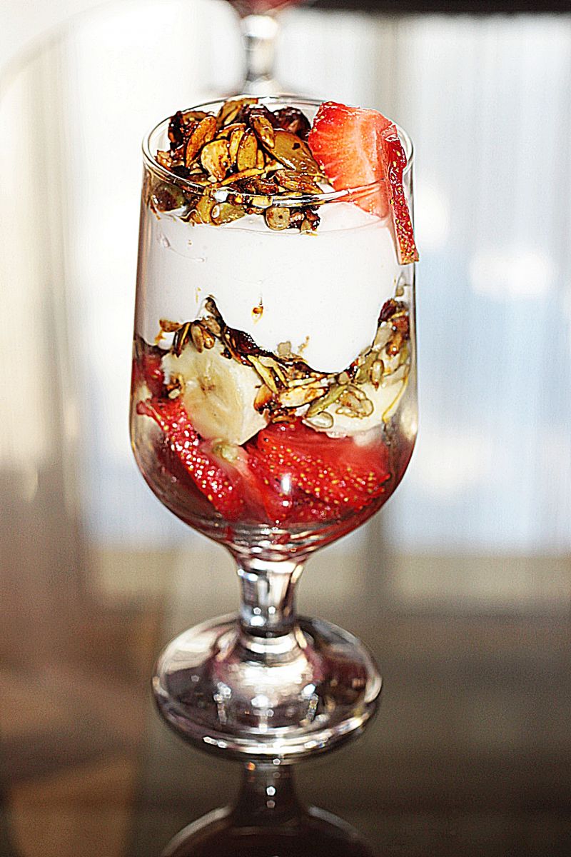 Deser truskawkowo bananowy z serkiem i pestkami ..