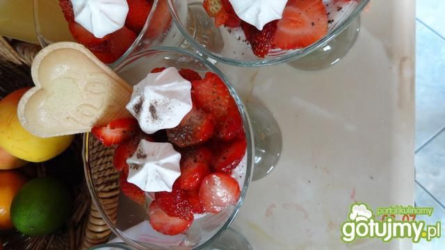 Deser truskawkowo-bezowy