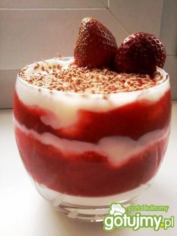 Deser truskawkowo-jogurtowy