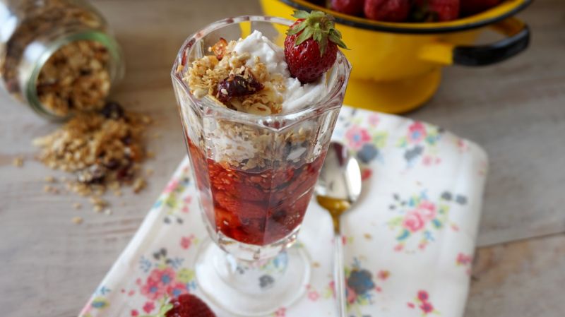 Deser truskawkowo-kokosowy z granolą