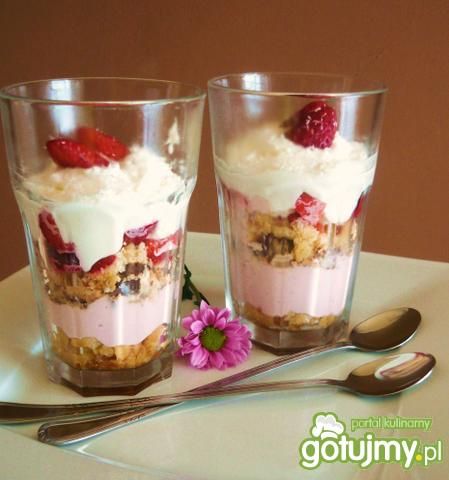 Deser truskawkowo-kokosowy z michałkami Deser truskawkowo-kokosowy z michałkami