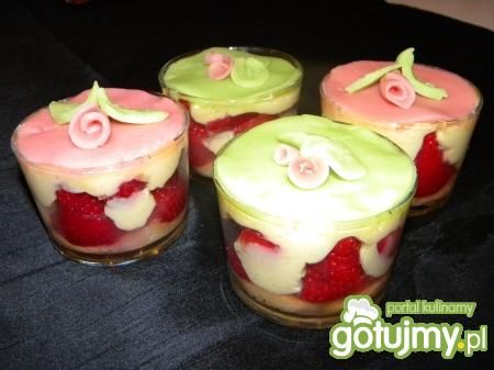 Deser truskawkowo marcepanowy 