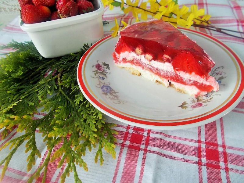 Deser truskawkowo- śmietankowy