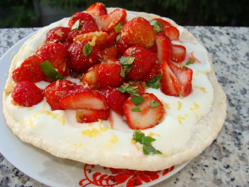 Deser truskawkowy na waflach pszennych