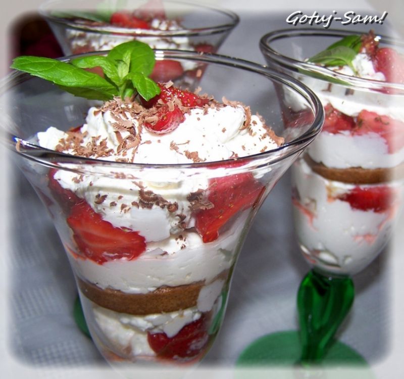 Deser truskawkowy w stylu tiramisu. Deser truskawkowy w stylu tiramisu.