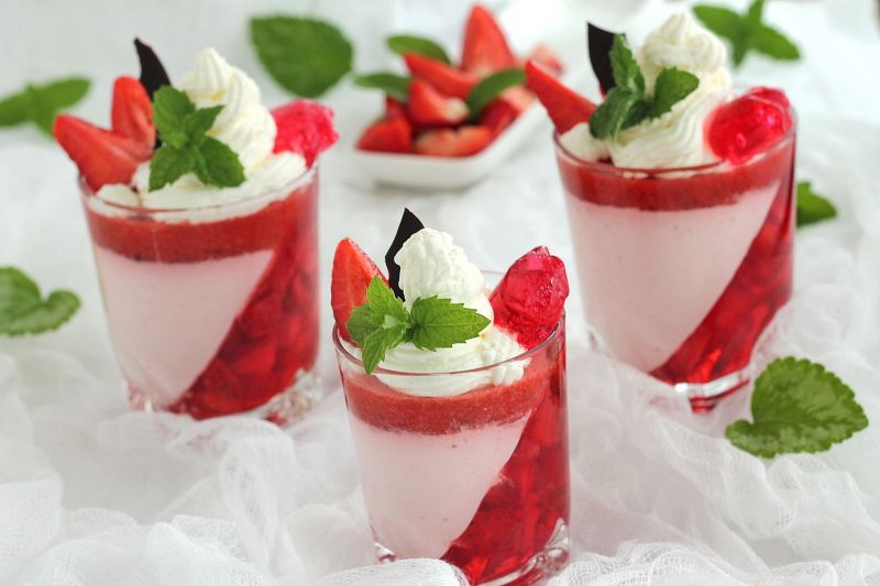 Deser truskawkowy warstwowy