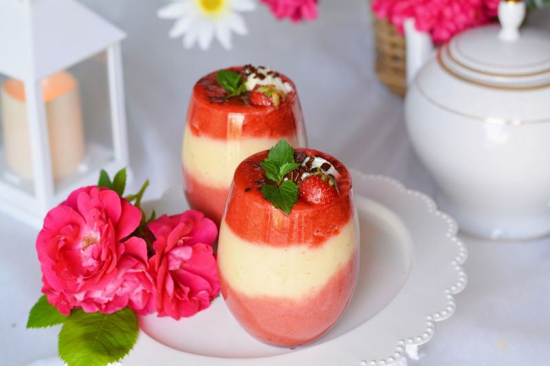 Deser truskawkowy z bananem i ananasem