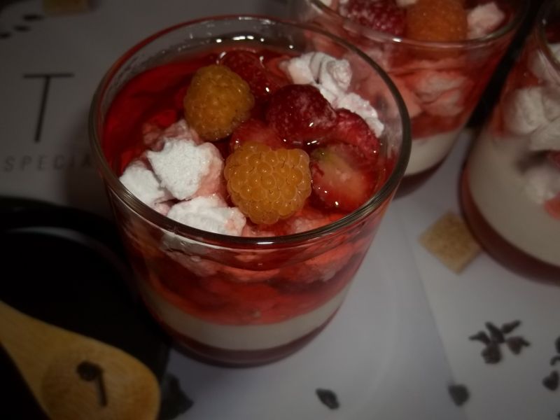 Deser truskawkowy z bezami