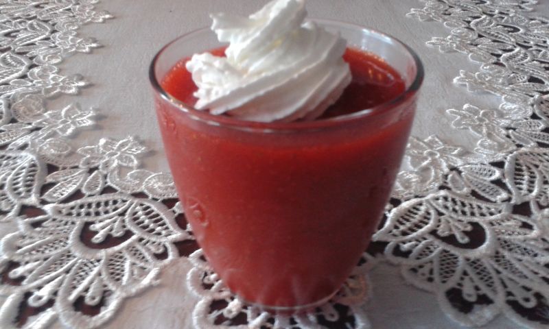 Deser truskawkowy z bitą śmietaną