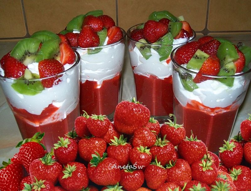 Deser truskawkowy z kiwi Deser truskawkowy z kiwi