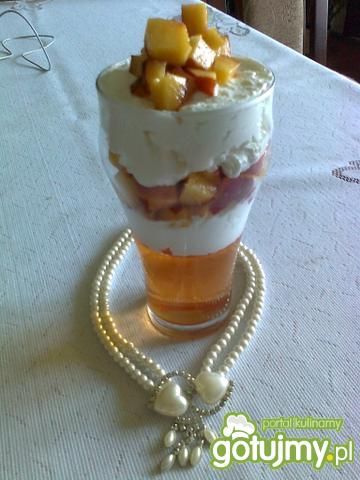 Deser twarożkowy z nektarynkami
