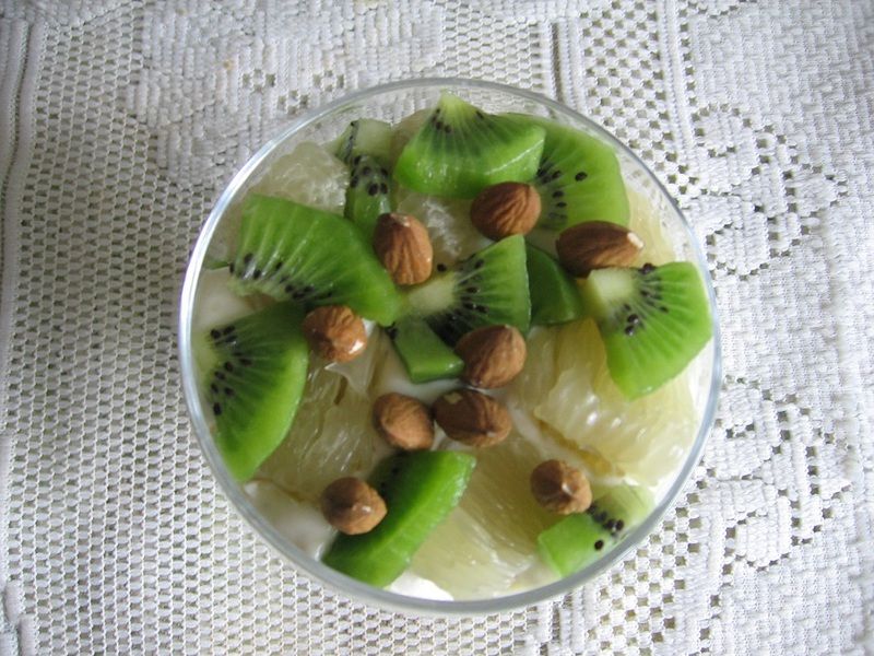 Deser waniliowy z kiwi i pomelo 