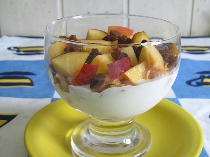 Deser waniliowy z nektarynką i płatkami