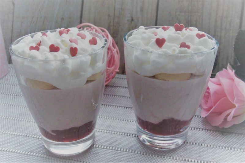 Deser warstwowy z dżemem Deser warstwowy z dżemem