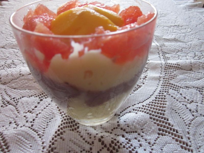 Deser z arbuzem i brzoskwiniami