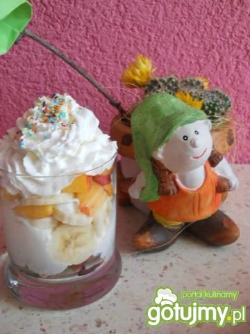 Deser z banana nektarynki i śmietany Deser z banana nektarynki i śmietany