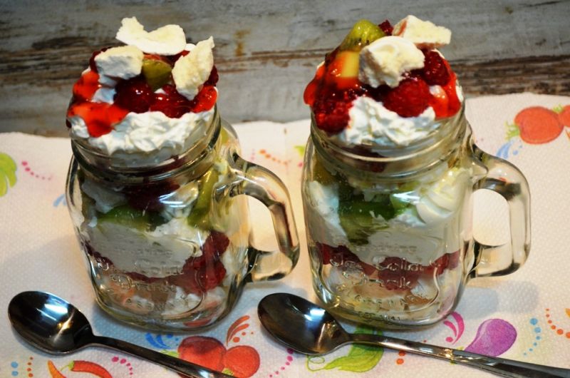 Deser z bezami i owocami