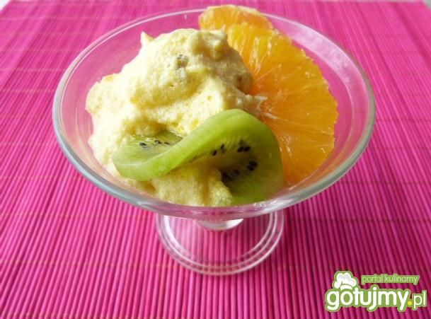 Deser z białek z musem z dyni i owocami