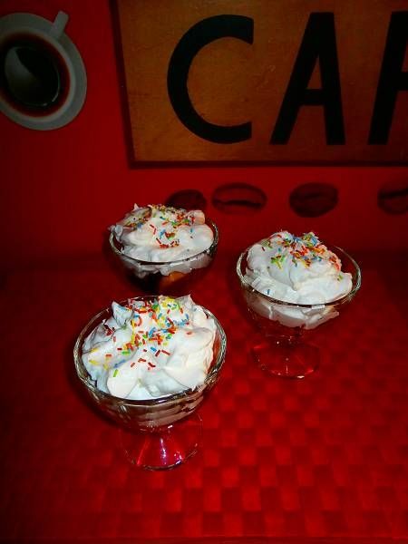 Deser z biszkoptami,bitą śmietaną i dżemem Deser z biszkoptami,bitą śmietaną i dżemem