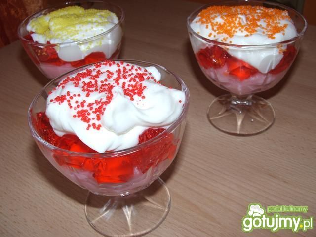 Deser z bitą śmietaną Deser z bitą śmietaną