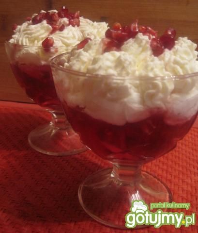 Deser z bitą śmietaną i granatem