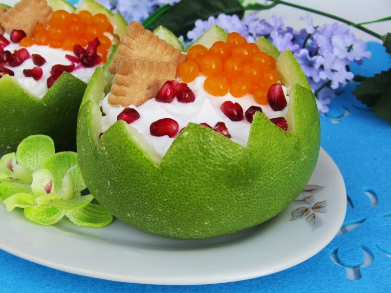 Deser z bitą śmietaną i owocami Deser z bitą śmietaną i owocami