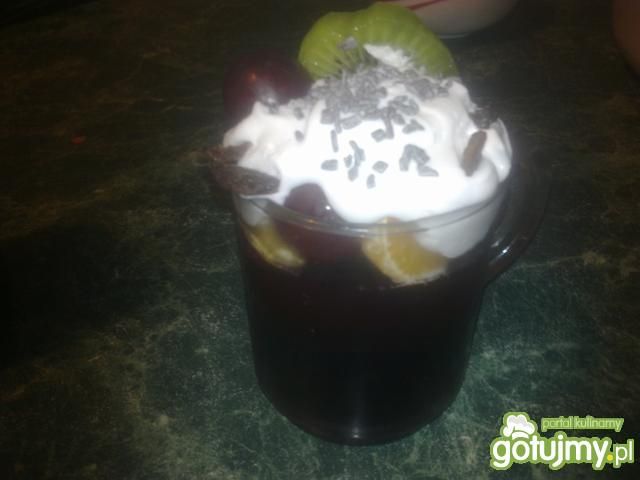 Deser z bitą śmietaną i owocami