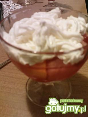 Deser z bitą śmietaną i owocami Deser z bitą śmietaną i owocami