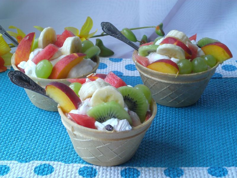  Deser z bitą śmietaną, owocami i nalewką