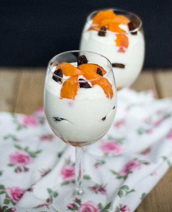 Deser z bitą śmietaną, serkiem i morelami