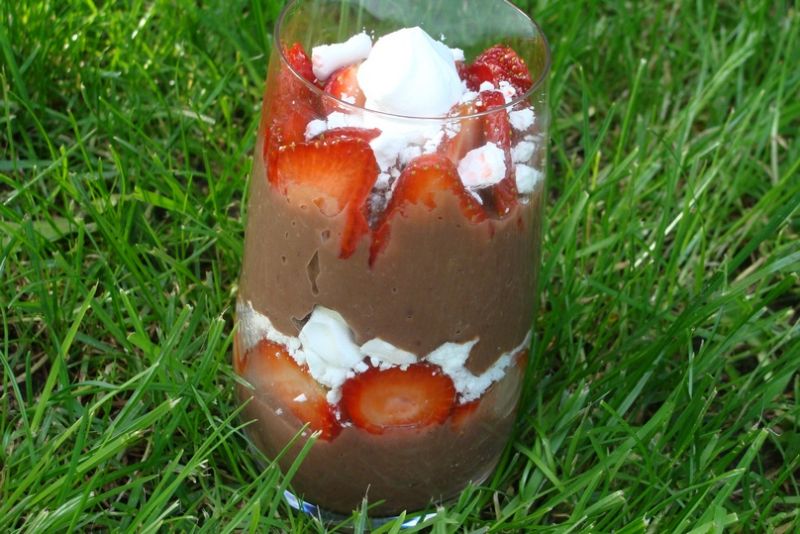 Deser z budyniem i truskawkami