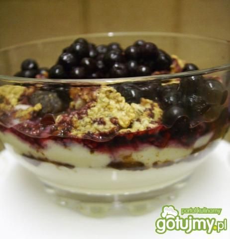 Deser z budyniem, musli i jagodami Deser z budyniem, musli i jagodami
