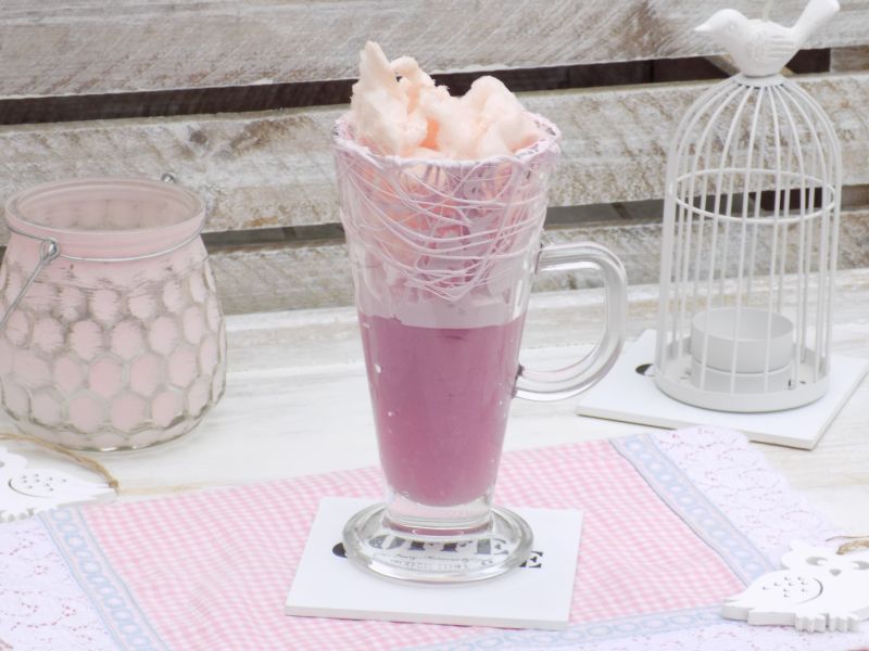 Deser z budyniem, piankami i watą cukrową